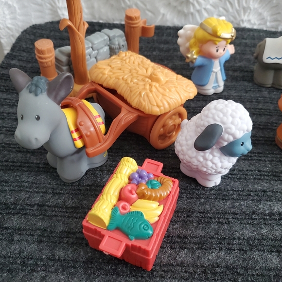 Fisher Price Little People Nativity Set 16pc with Stable - Picture 8 of 17